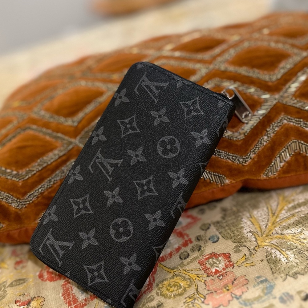 Black Louis Vuitton zippy wallet